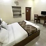 Hotel Baba - Near Charbagh Railway Station