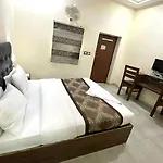 Hotel Baba - Near Charbagh Railway Station