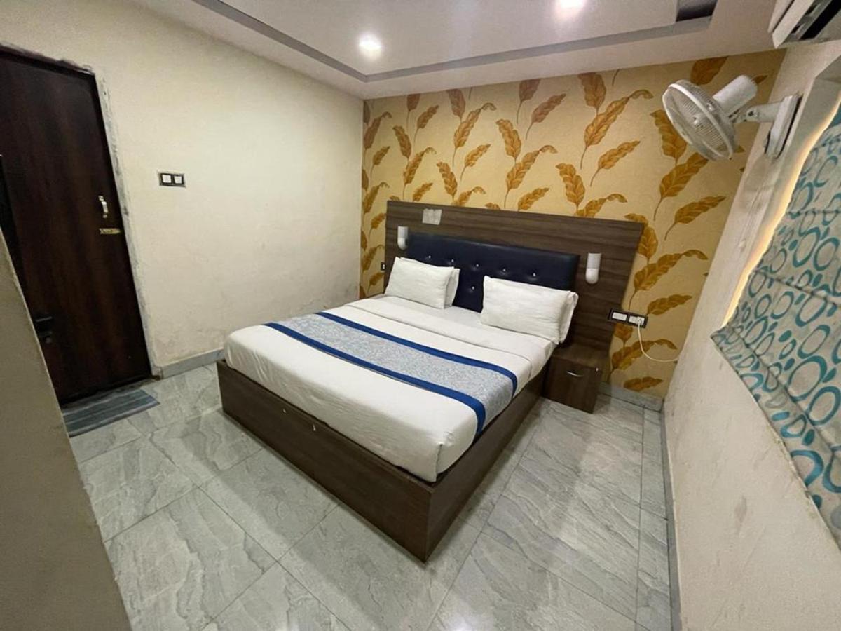 Baba - Near Charbagh Railway Station 3*
