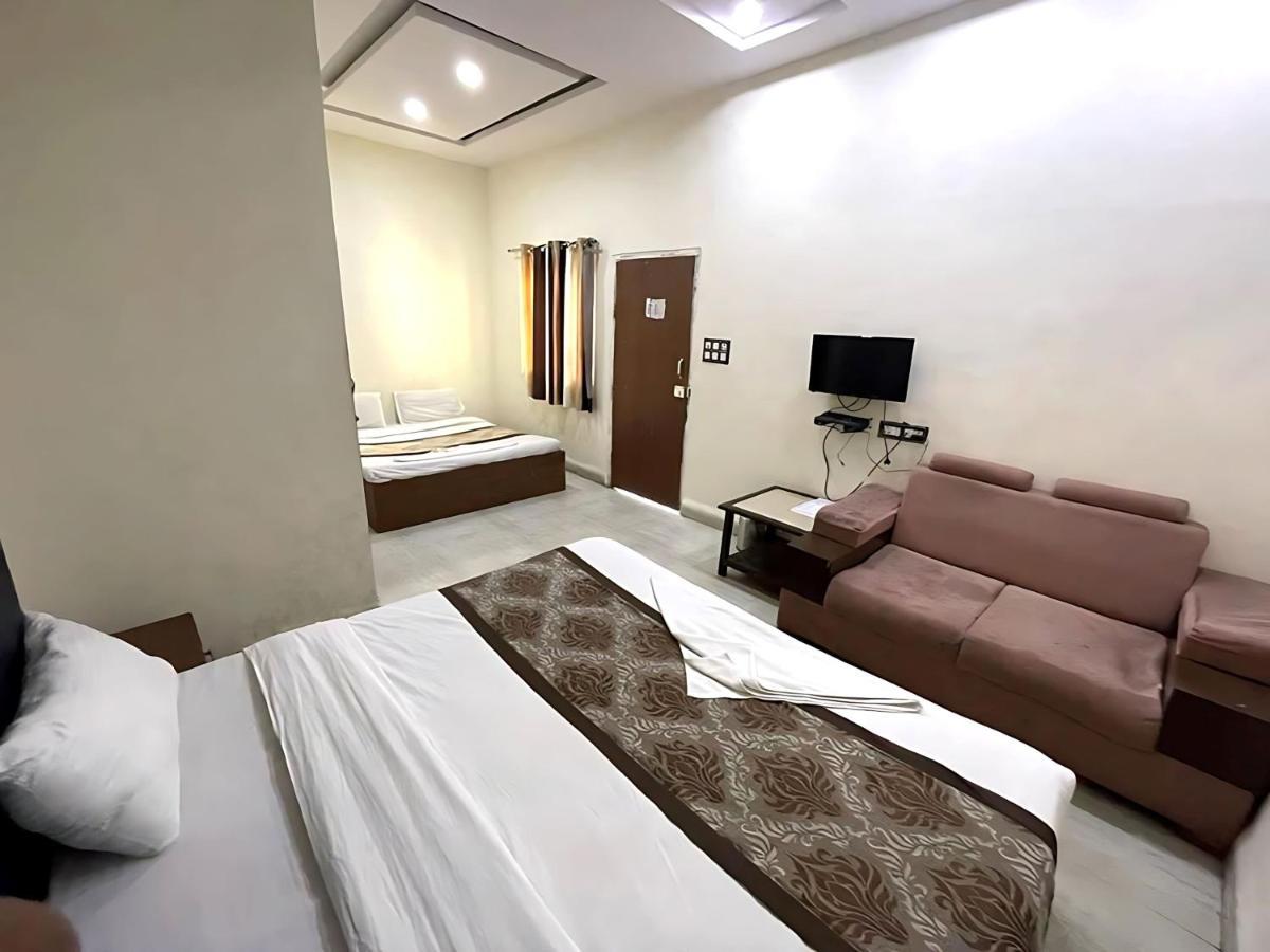 Hotel Baba - Near Charbagh Railway Station