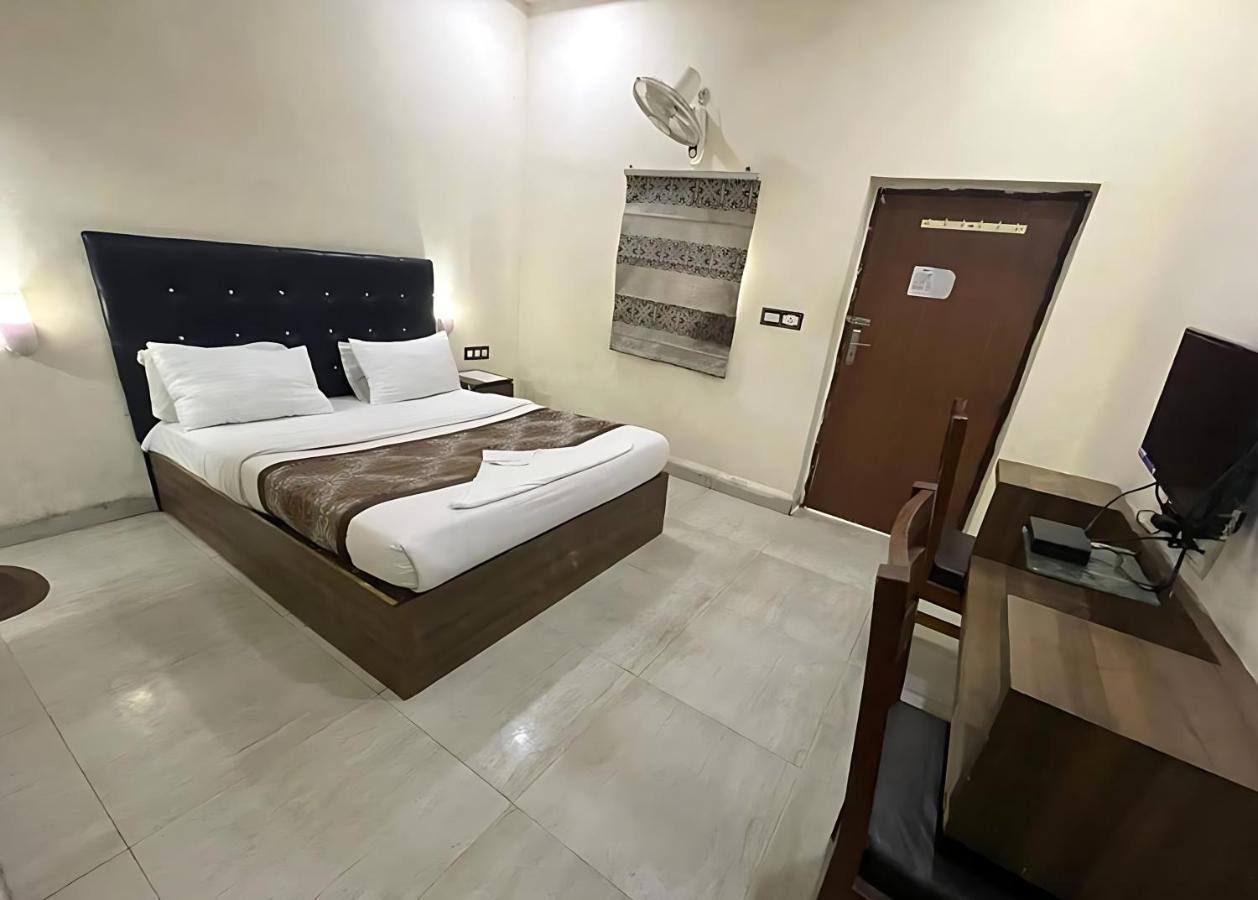 Hotel Baba - Near Charbagh Railway Station 3*