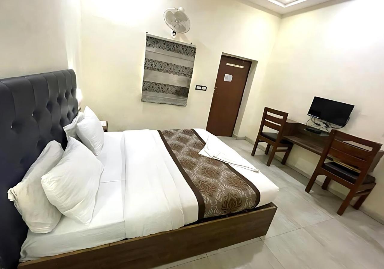 Baba - Near Charbagh Railway Station Hotel