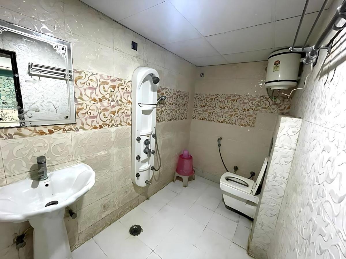 Hotel Baba - Near Charbagh Railway Station 3*