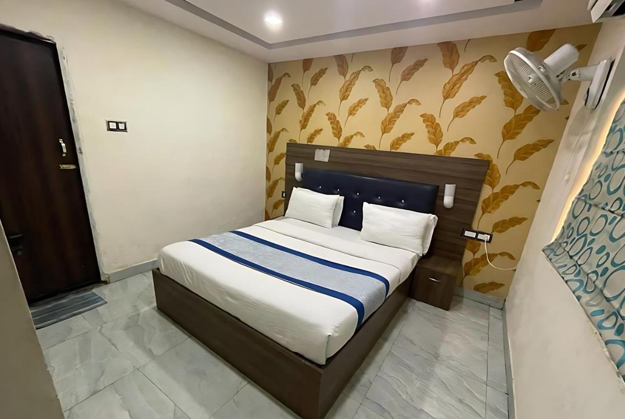 Hotel Baba - Near Charbagh Railway Station