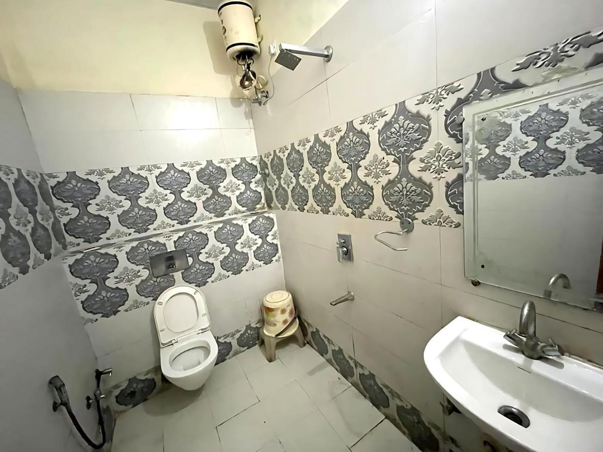 Hotel Baba - Near Charbagh Railway Station 3*