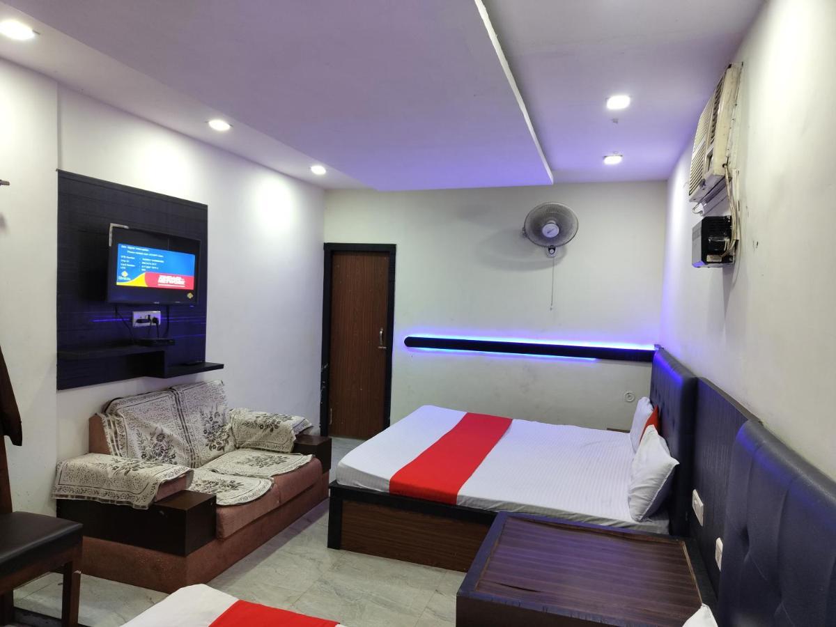 Hotel Baba - Near Charbagh Railway Station